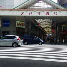 中央通りをはさんで東西に通っています。