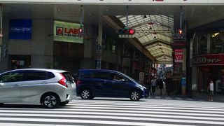 福屋や三越の裏側にある商店街です。