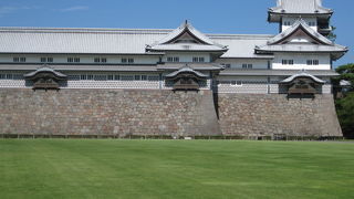 石垣をよじ登る敵をやっつけろ