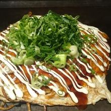 目の前で焼いてくれるお好みは最高