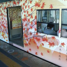 万葉集の和歌が描かれたラッピング車両が走ってました。