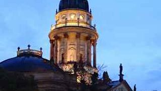 ドームが印象的な建物