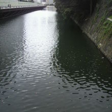 浜離宮の石垣と築地川です。上流はありません。流れていません。