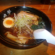 酒蔵ラーメン（醤油）ハーフサイズの様子（570円）