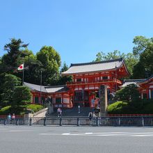 祇園の交差点に面している八坂神社