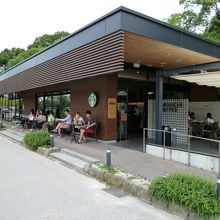 どうしてスターバックスが公園の中に造れるのでしょうか？