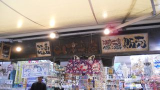 参道沿い、鳥居の近くにあるおみやげ店