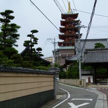 閑静な住宅街に現れる五重の塔