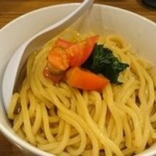 トマトがトッピングされた珍しい麺