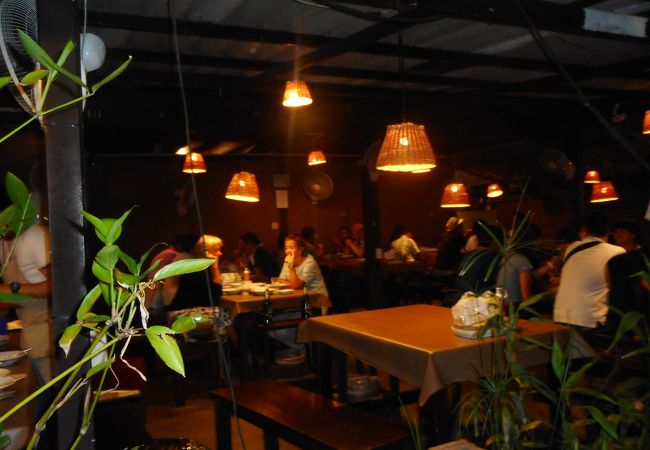 民家を改造した北タイ料理中心の人気レストラントーン