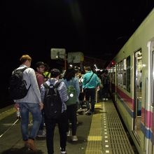 京阪電鉄叡山電車、鞍馬駅下車、わずか二両のトラムに満員