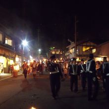 警察官の方が目立つ