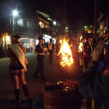 黒の締め込みに前には相撲のさがりみたいなものを穿いている。