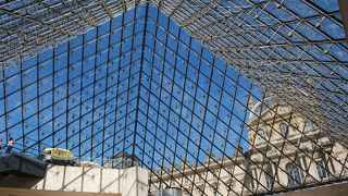 1989年フランス革命200年に合わせて作られたガラスのピラミッド、今やルーヴルの顔に