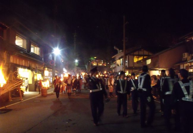 見物客が押し寄せる鞍馬の火祭り