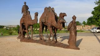 ラクダの隊商の像がリアルでした