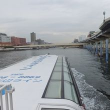 展望デッキから前方を望む。