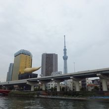 アサヒビールの聖火台と東京スカイツリーが見えてきました。