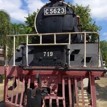 駅前にあります