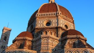 夕景を見逃したけれど、朝焼けに照らされた姿も綺麗だったドゥーモ