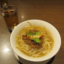 担仔麺70元。器は小さめなので、ペロッと食べれます。