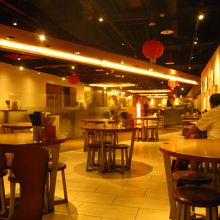 夕方だったので店内はガラガラ。