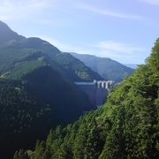 渓谷美とダムが織りなす景色が素晴らしいです。