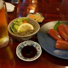 マグロの刺身とジュンサイ