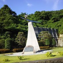 富郷ダムにあるモニュメント、めぐみです。