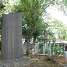 立派な石碑と池