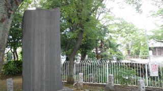 緑がいっぱいの稲荷神社です。