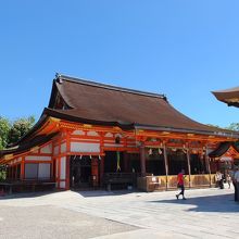 広場から見た本殿