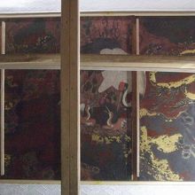 修復中の陽明門の東西両側壁の奥に彩色壁画がありました