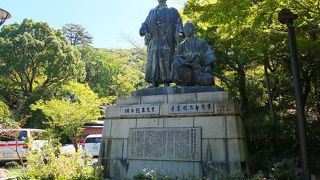 円山公園の中にある二人の像