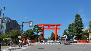 遠くから見える朱色の鳥居