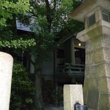 小さな神社がビルの谷間で窮屈そう・・・