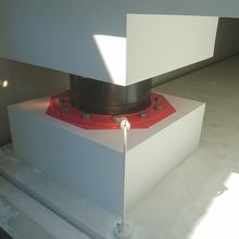 外から実物の免震装置が見ることができます。