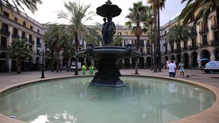 朝から夜まで賑わっています