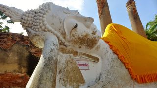 綺麗なお顔をした涅槃仏です