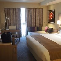 ベッドと机、ソファ　部屋は新しい