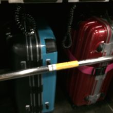 セキュリティーキーが付いた車両内の荷物置き場