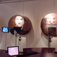 最上階に上がると顔写真がありました