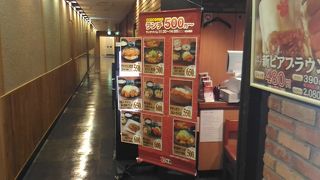 混雑しますが店内も広いので、回転はいいです。