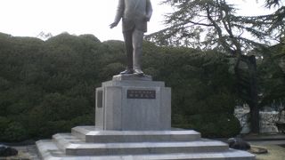 お濠に立つ政治家像