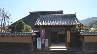 茅葺き屋根の主屋や表門がとても立派