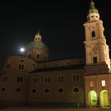 夜の大聖堂。月が出ていました。