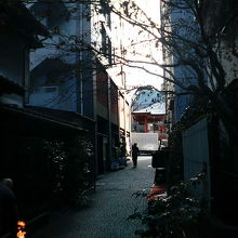 賑やかな早稲田通りから細い路地へ。