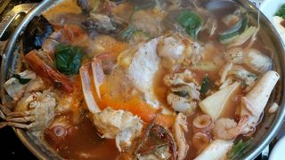 豪華な海鮮鍋と美味しい〆のポックンパッ