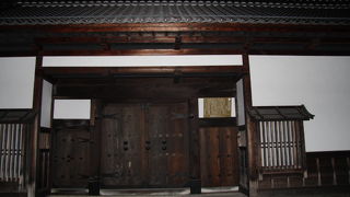 城門の様な格式のある門