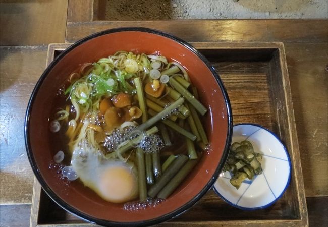 小国町にあるお蕎麦屋さん．飯豊連峰の麓にあるので，行くのは結構大変です．紅葉シーズンにはオススメ